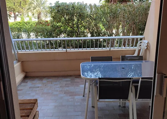 Port De 4 Personnes Avec Terrasse * Hyères