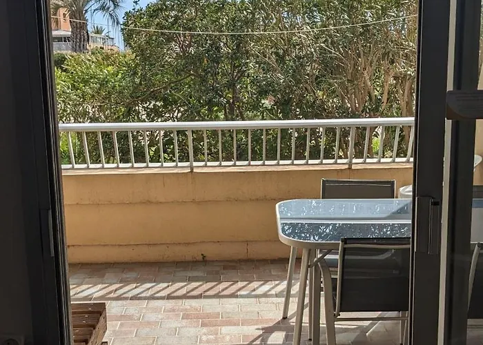 Port De 4 Personnes Avec Terrasse Hyères